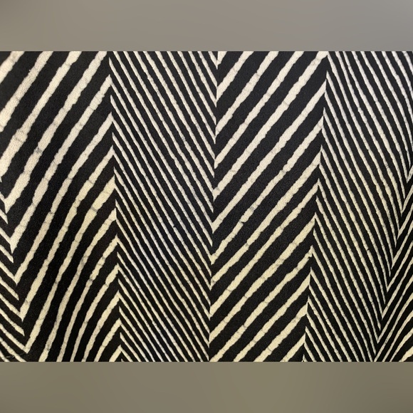 Michael Kors Zig Zag Stripe Lightweight Top w/ Side Tie, Clean & Never Worn, $14 - Picture 3 of 5